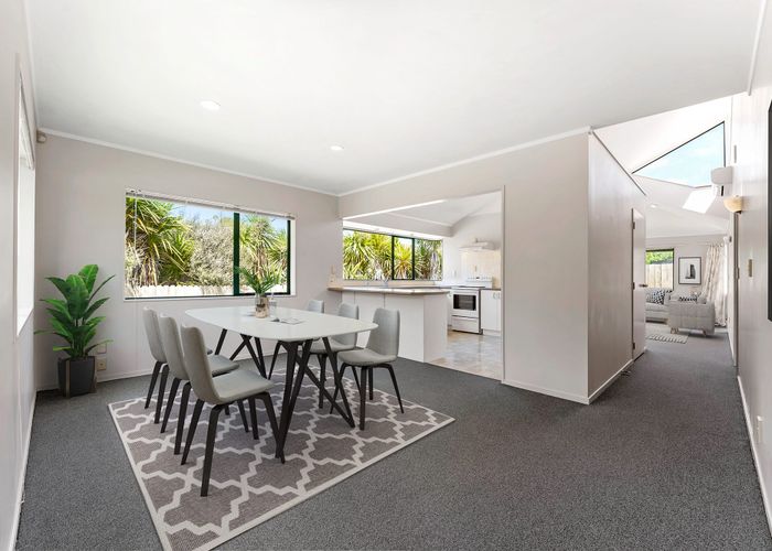  at 2/52 Donald Street, Stanmore Bay, Whangaparaoa