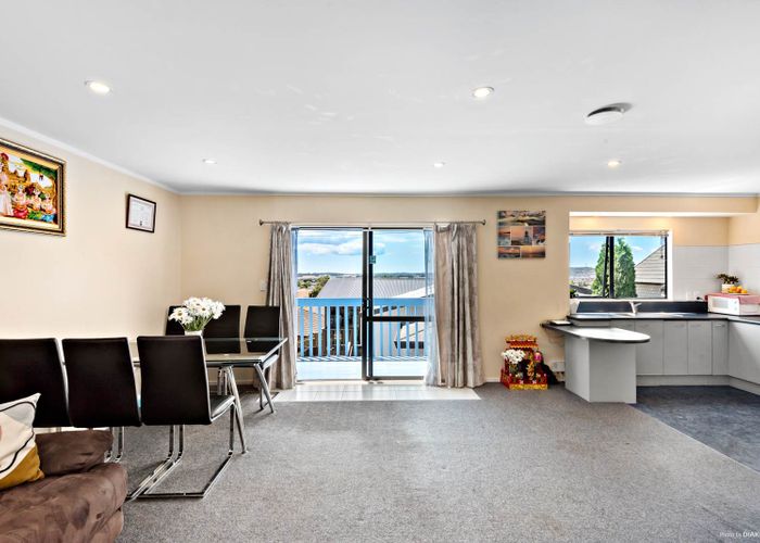  at 2/10 Lowburn Place, Clover Park, Auckland