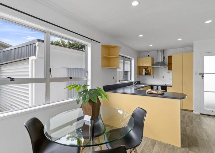  at 2 Edith Place, Dinsdale, Hamilton