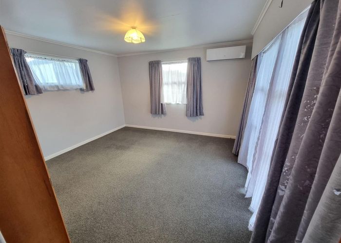  at 4 Graham Avenue, Te Atatu Peninsula, Auckland