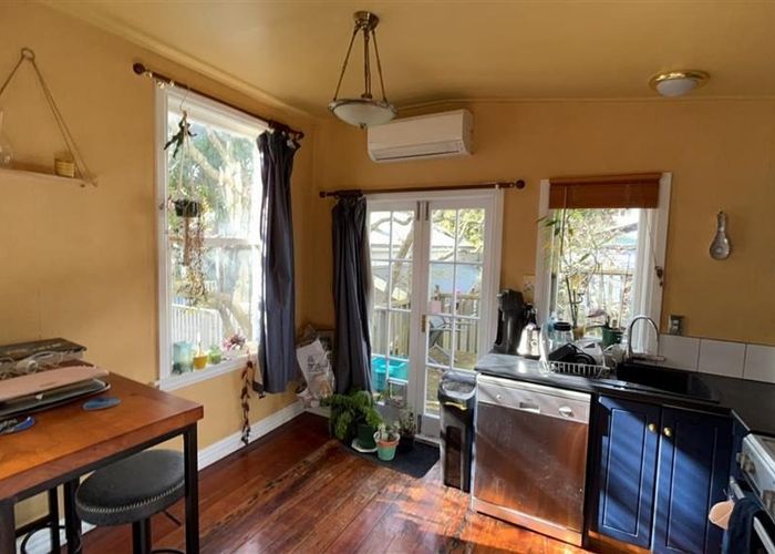  at 15 Nairn Street (Upper flat), Mount Cook, Wellington, Wellington