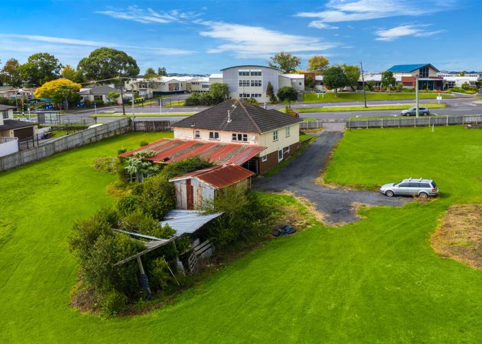  at 121 Sturges Road, Henderson, Auckland