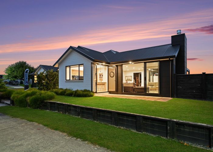  at 2 Helen June Avenue, Flagstaff, Hamilton