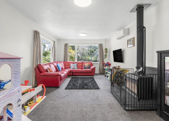  at 39 Vista Crescent, Maoribank, Upper Hutt