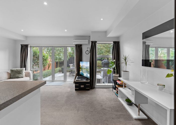  at 7 Henley Green, Northwood, Christchurch