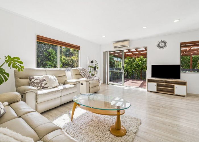  at 2/8 Tallington Crescent, Torbay, North Shore City, Auckland
