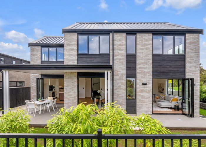  at 27 The Boulevard, Sunnyhills, Manukau City, Auckland