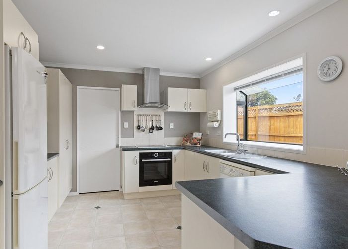  at 7 Halstead Place, Huntington Park, Auckland