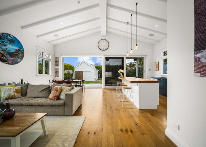  at 4 Seacombe Road, Point Chevalier, Auckland