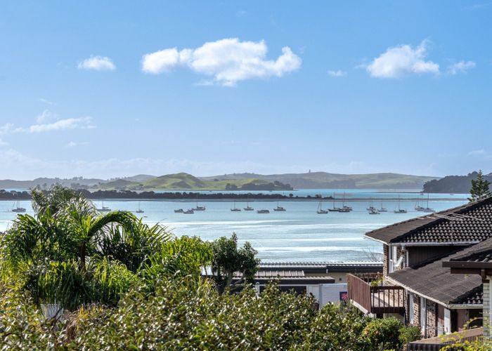  at 8 Fielding Crescent, Farm Cove, Manukau City, Auckland