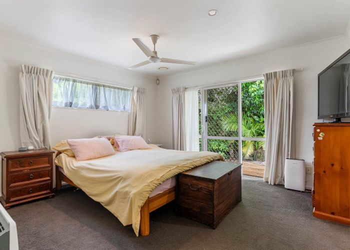  at 2/8 McQuoid Place, Glenfield, North Shore City