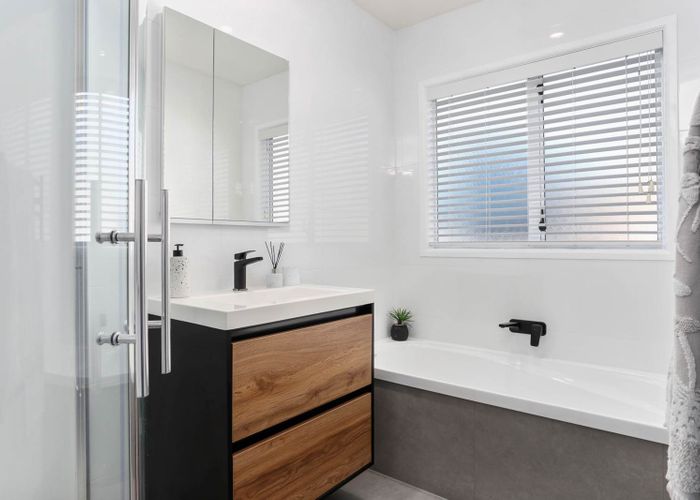  at 2/21 Union Road, Howick, Auckland
