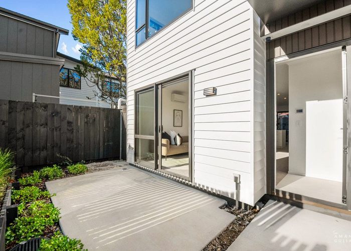  at 3 Isabella Lane, Henderson, Waitakere City, Auckland