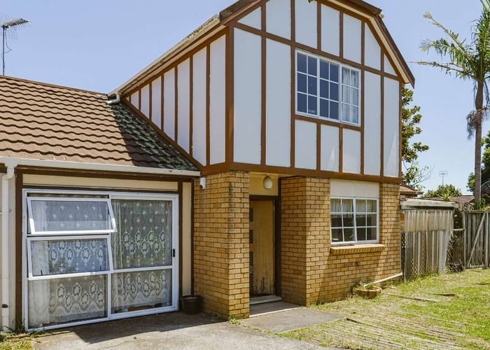  at 2/51 Jillteresa Crescent, Half Moon Bay, Auckland