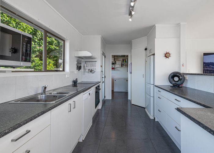  at 9 Dundas Place, Henderson, Auckland