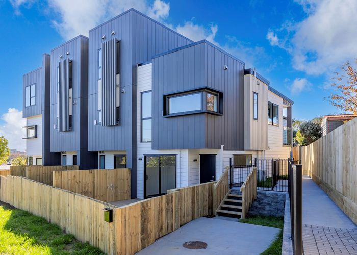  at 2/128 Vodanovich Road, Te Atatu South, Auckland