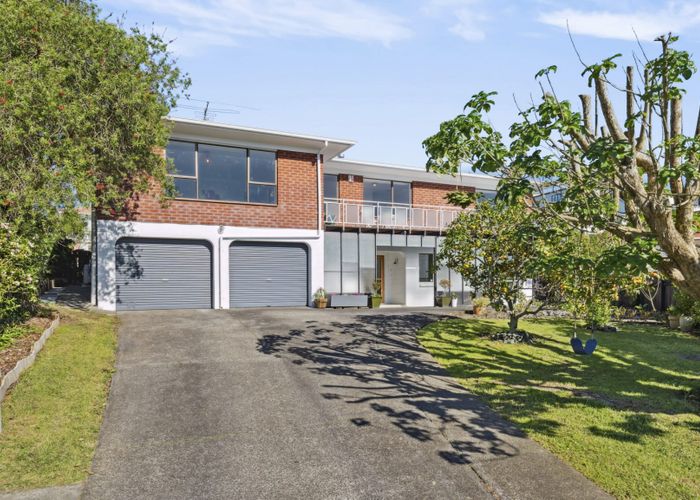  at 8 Ian Place, Glendene, Auckland