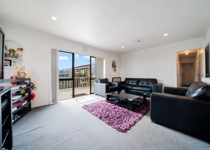  at 2/18 Frobisher Way, Clendon Park, Auckland
