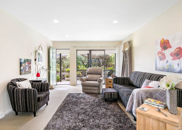  at 2/127 Boundary Road, Blockhouse Bay, Auckland
