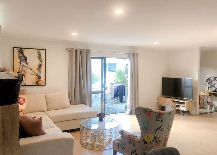  at 2/123 Bruce Road, Glenfield, Auckland
