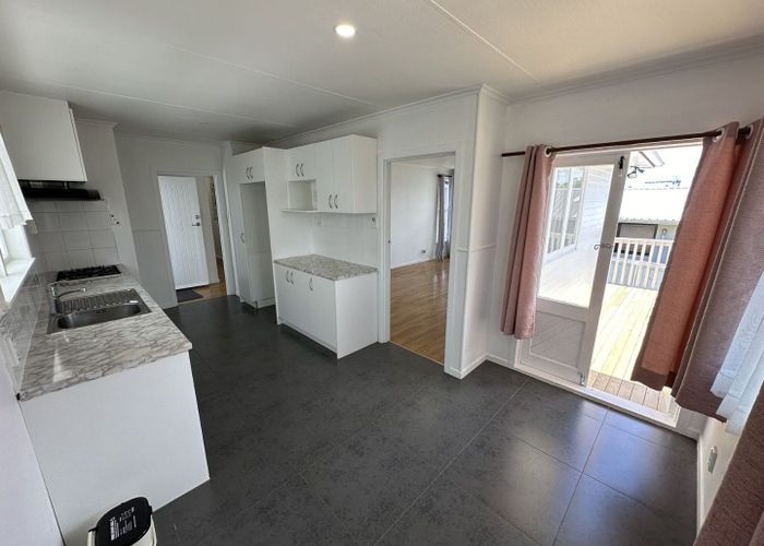  at 2/8 Valdale Road, Henderson, Waitakere City, Auckland