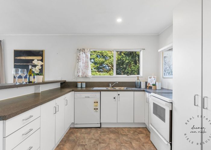  at 2/21 Calluna Crescent, Totara Heights, Manukau City, Auckland