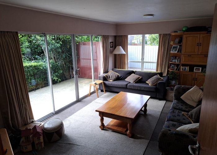  at 2 Lansdowne Crescent, Glenview, Hamilton, Waikato