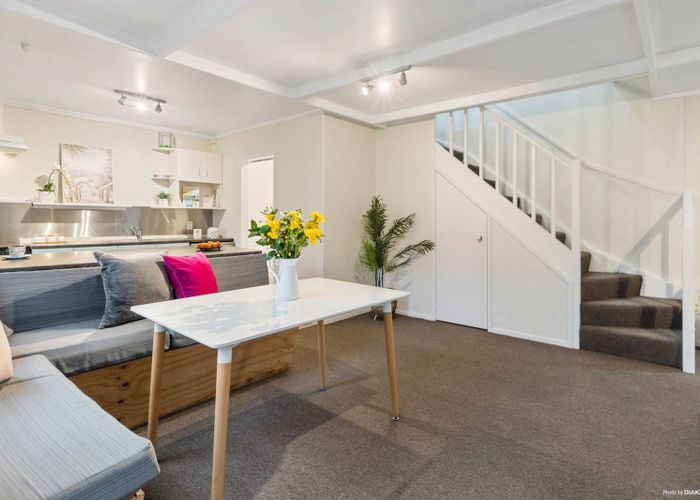  at 2/27 Lagoon Drive, Panmure, Auckland