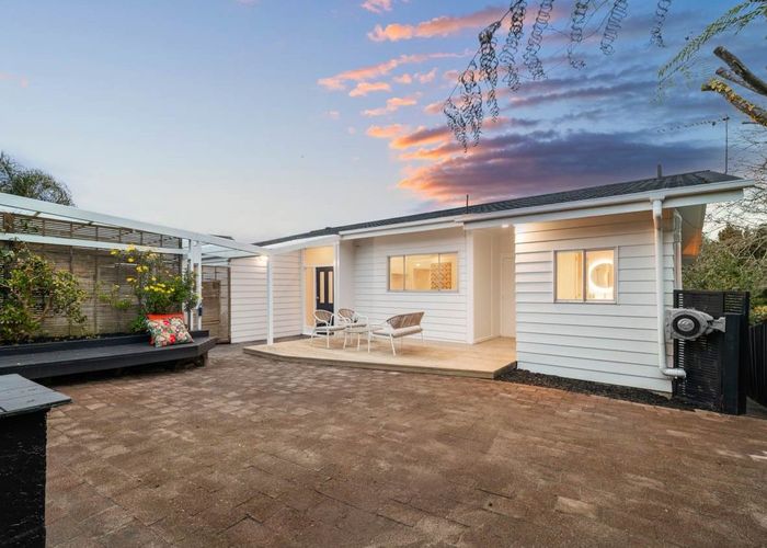  at 11 Geoffrey Road, Torbay, Auckland