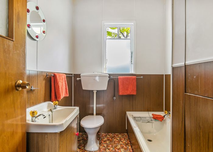  at 90 Aroha Avenue, Sandringham, Auckland