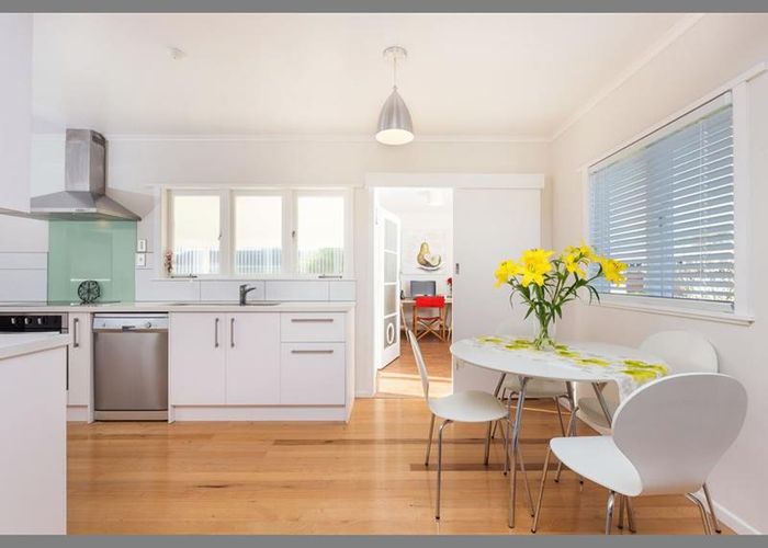  at 1/136 Chivalry Road, Glenfield, Auckland
