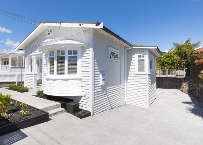  at 6 Bungalow Avenue, Point Chevalier, Auckland