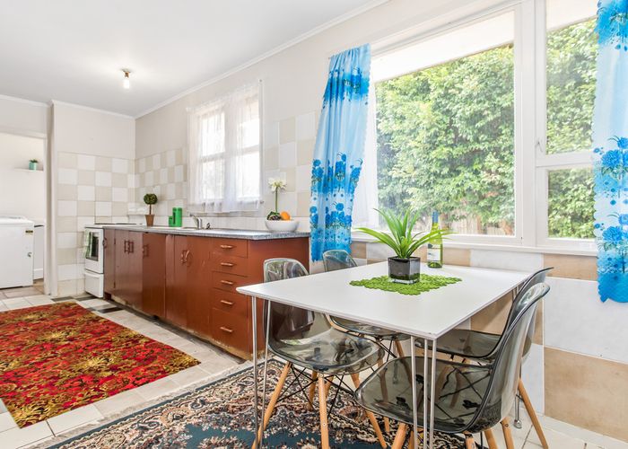  at 8 Harwell Place, Mangere, Auckland