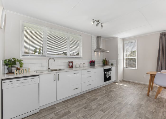  at 5 Sutton Avenue, Mangere East, Auckland