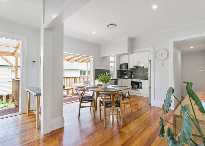  at 2/16 Wallace Road, Mangere Bridge, Auckland