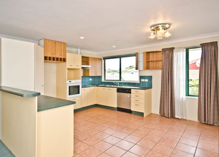  at 5 Rosebay Rise, Henderson, Auckland