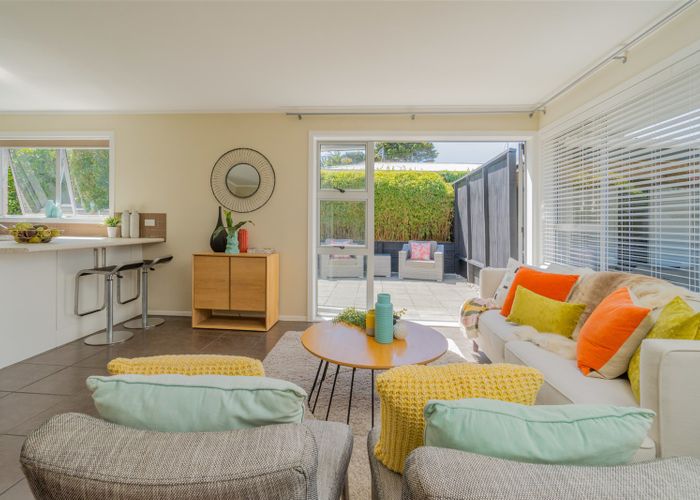  at 2/5 Huapai Street, Onehunga, Auckland