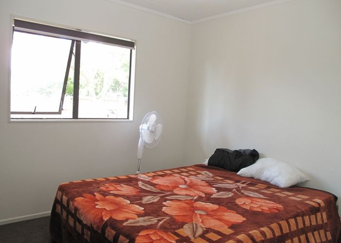  at 2/40 Hollyford Drive, Clover Park, Auckland