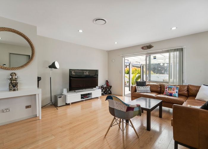  at 2/53 Hutchinson Avenue, New Lynn, Auckland