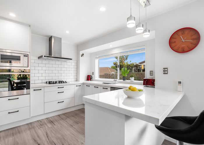  at 2/32 Booralee Avenue, Botany Downs, Auckland