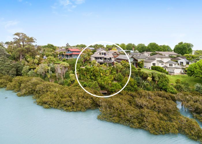  at 8 Lister Street, Point Chevalier, Auckland