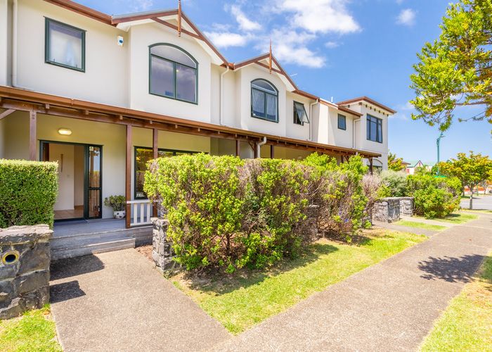 at 2/8 Tuscany Way, Te Atatu Peninsula, Auckland