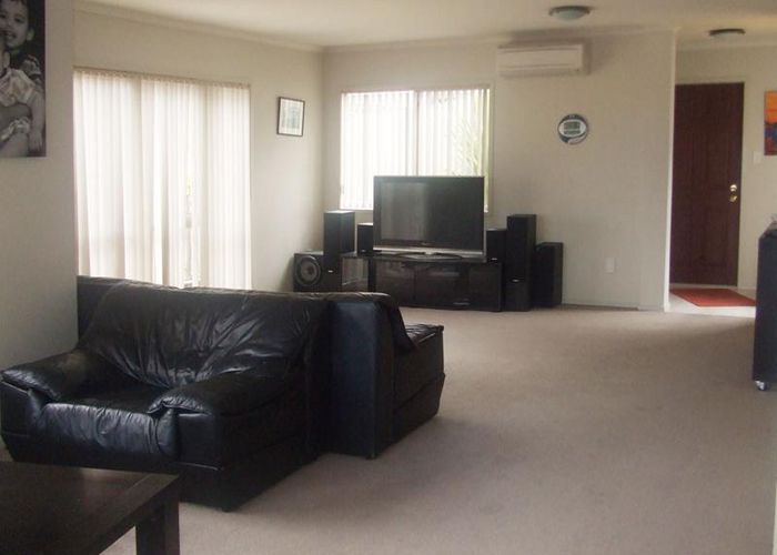  at 8B Andover Way, Goodwood Heights, Auckland
