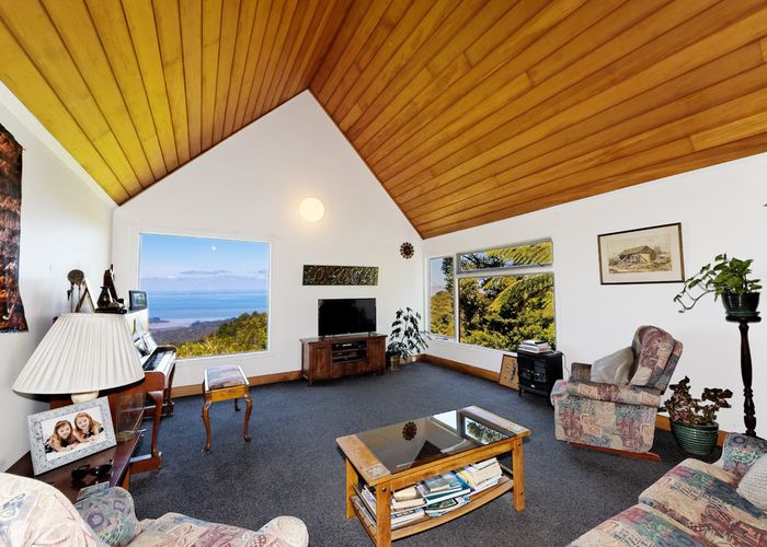  at 1/51 Quinns Road, Waiatarua, Auckland