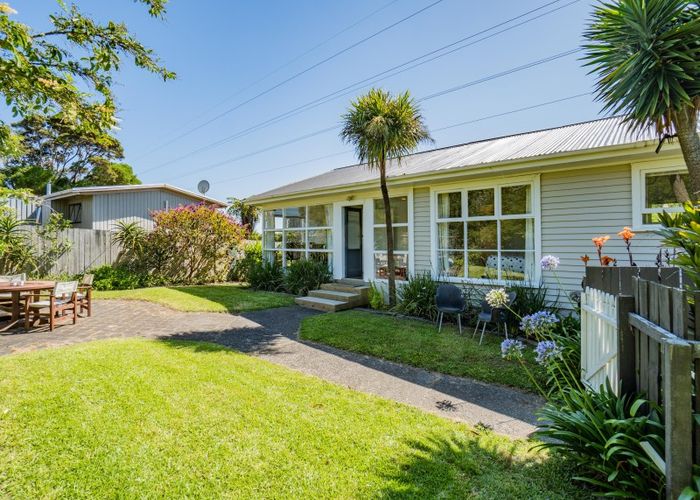  at 1/237 Hepburn Road, Glendene, Auckland
