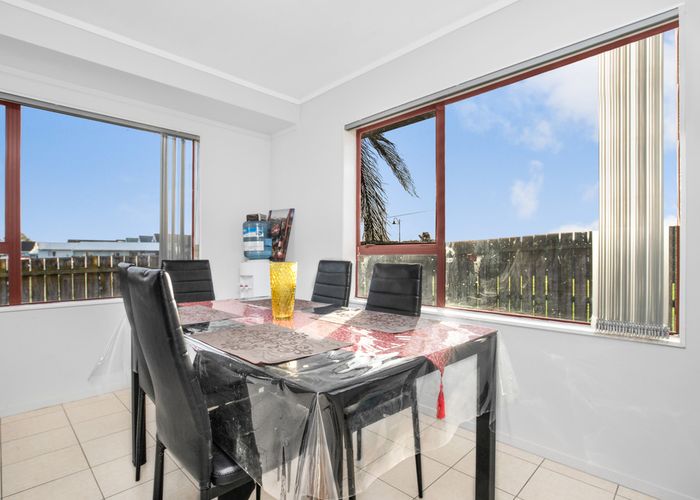  at 2/4 Nerissa Place, Randwick Park, Auckland