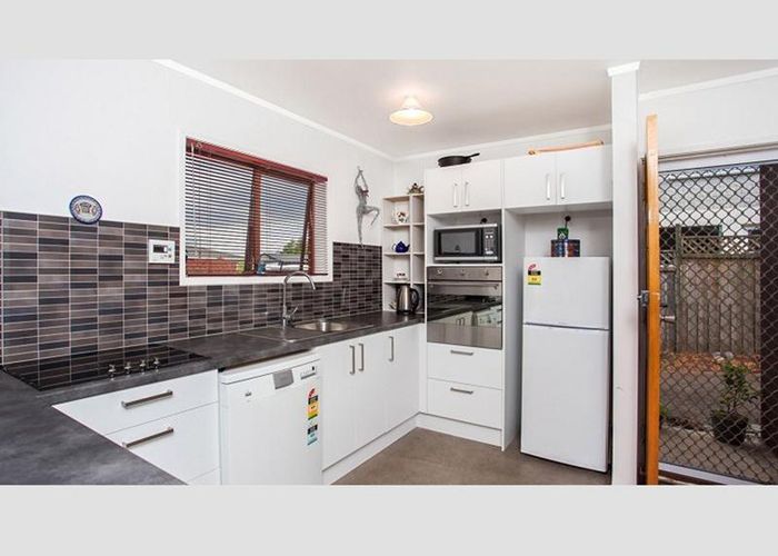  at 2/15 Athens Road, Onehunga, Auckland