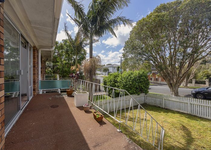  at 2/24 Walford Road, Point Chevalier, Auckland
