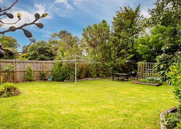  at 16 Wainoni Avenue, Point Chevalier, Auckland