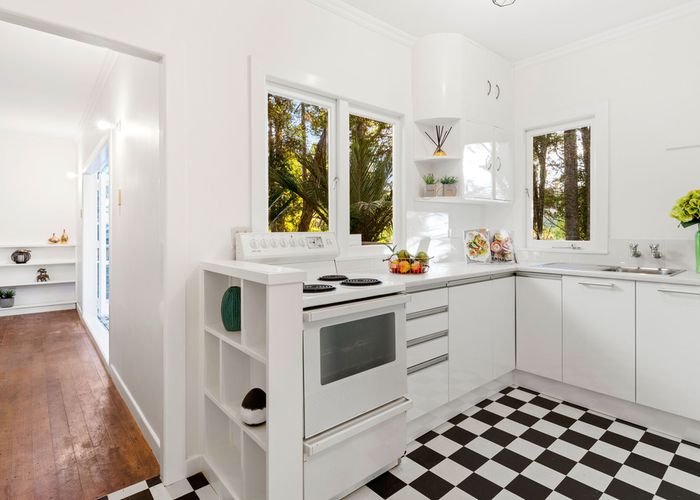 at 9 Minnehaha Avenue, Titirangi, Auckland
